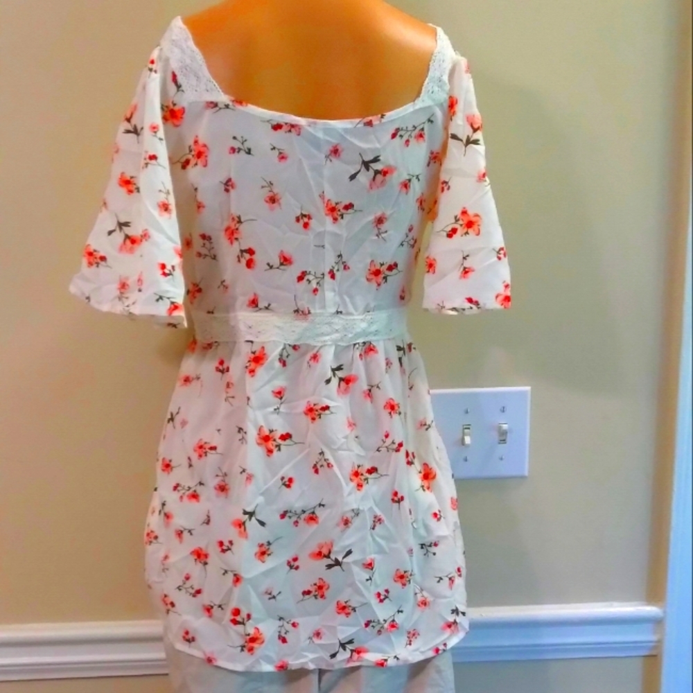 Flowy Floral top - Picture 2 of 5